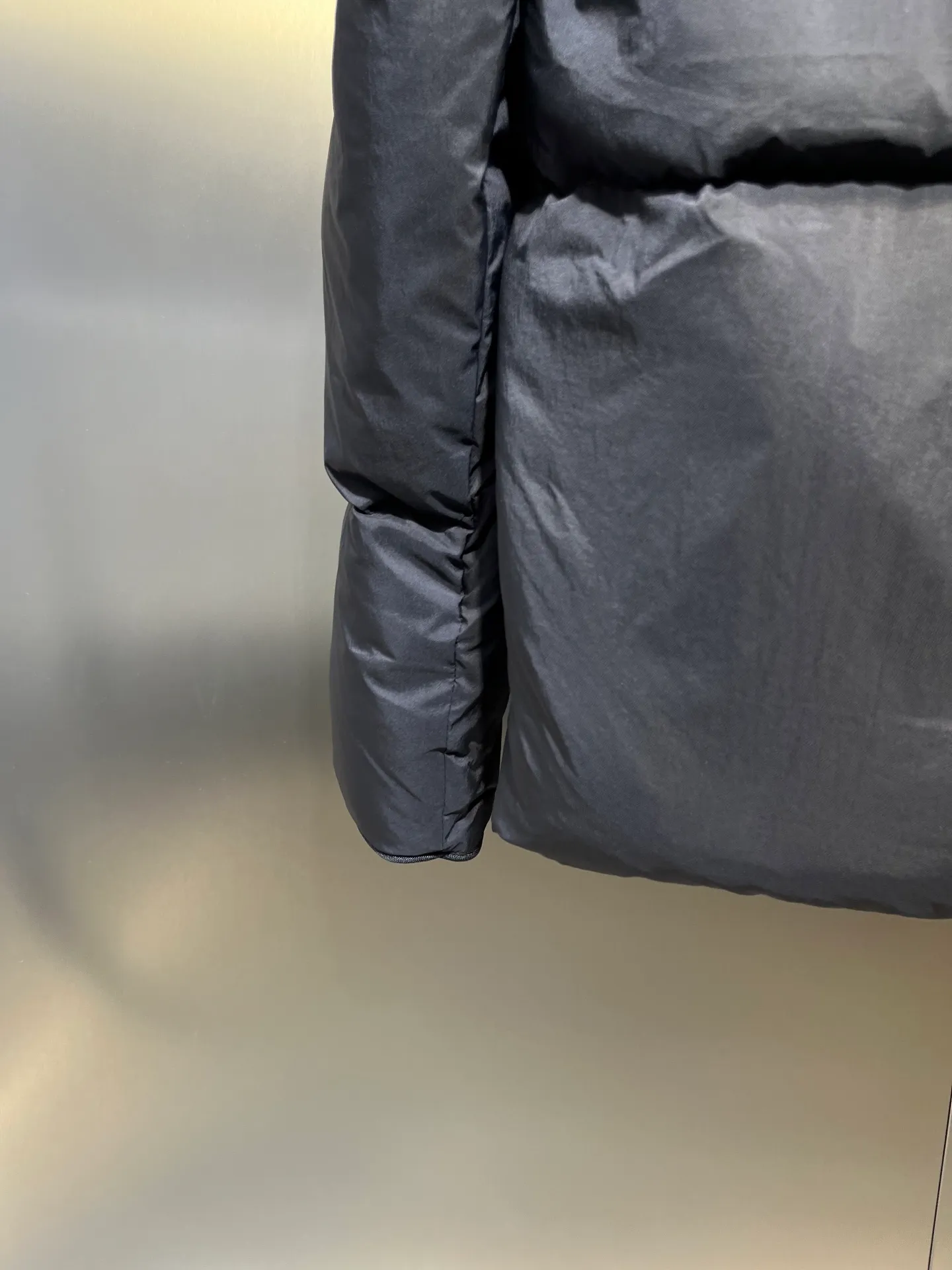 P800 Canada gooes】Large Goose Sleeve Stand Collar Down Jacket The Lawrence Down Jacket provides essential protection for everyday adventures. Delicately soft fabric, this is a water-repellent fabric that is soft to the touch yet durable. Filled with extremely fluffy white duck down. This piece has a quilted body and structured down. Padded collar and reflective double-stripe grip tape. Extended hem and tucked-in inner rib-knit cuffs.  Size: XS-2XL